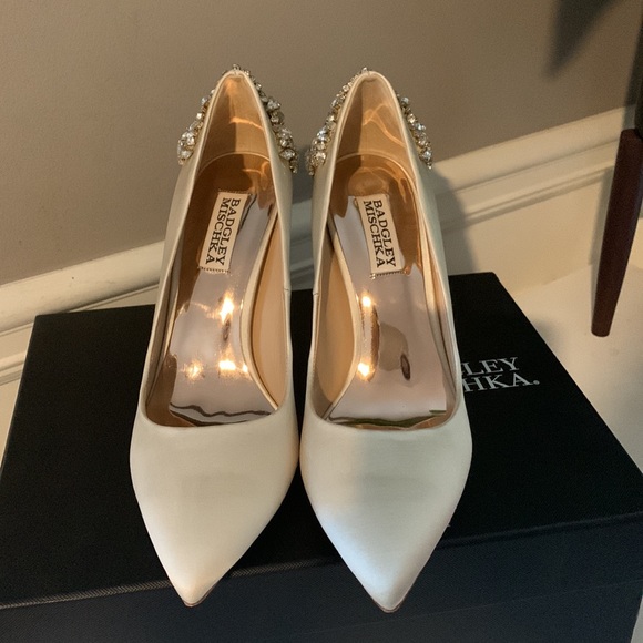 Badgley Mischka Women's Gorgeous Dress Pump - Picture 10 of 15